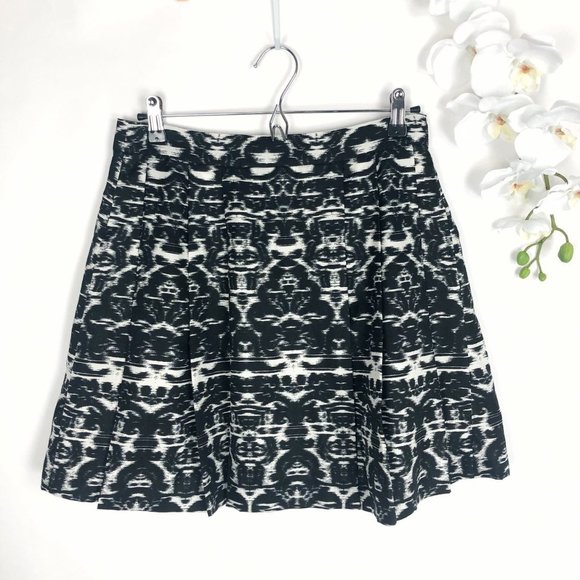 J. CREW Mini Skirt Ikat Batik Print Pleated A Line Satin Black White XS Size 2 - Picture 4 of 7